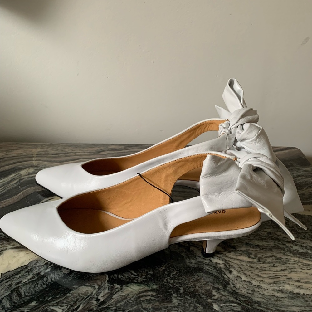 NWT Ganni white leather pointy sling backs with bow at back
